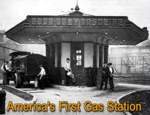 an old photo of a pagoda-style roofed structure, the first gas station in the U.S.